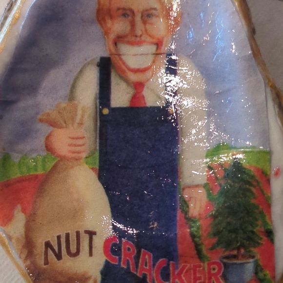 Jimmy Carter Handcrafted Oyster shell decoupaged "nutcracker" gold edged New - Picture 3 of 6